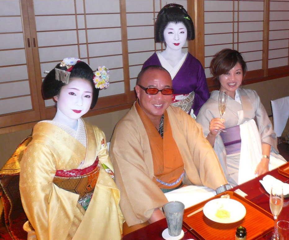 Eating while wearing a kimono