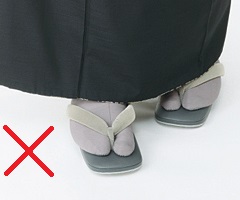 The wrong way to walk for men in kimono